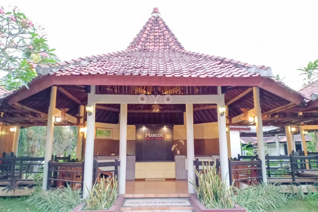 Oyo 1508 Mascot Beach Hotel Mangsit Exterior foto